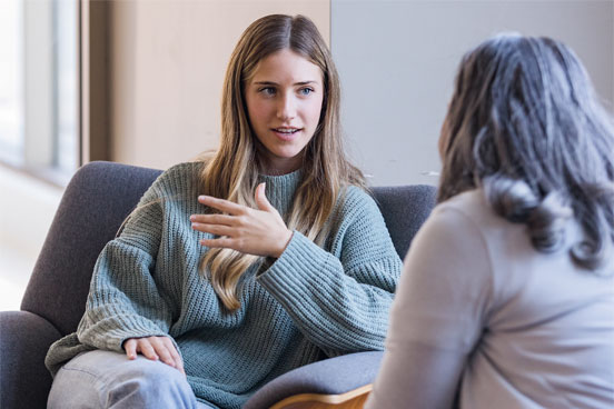 zwei Frauen bei einer Diskussion